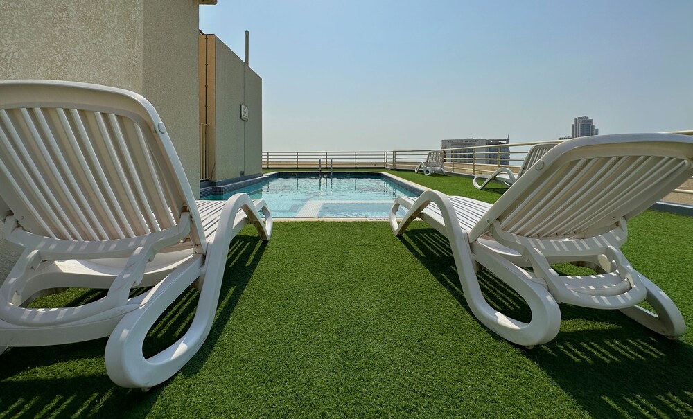 Studio w Balcony &RoofTop Pool in Marina