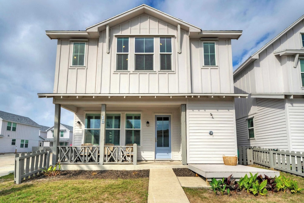 Sleeps 20 2 Homes in Mercer Village w/ Pool Heart of Old Town, Walkable