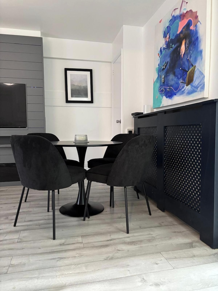 1 Bed Flat - Sleeps 2 - Parking - Wifi