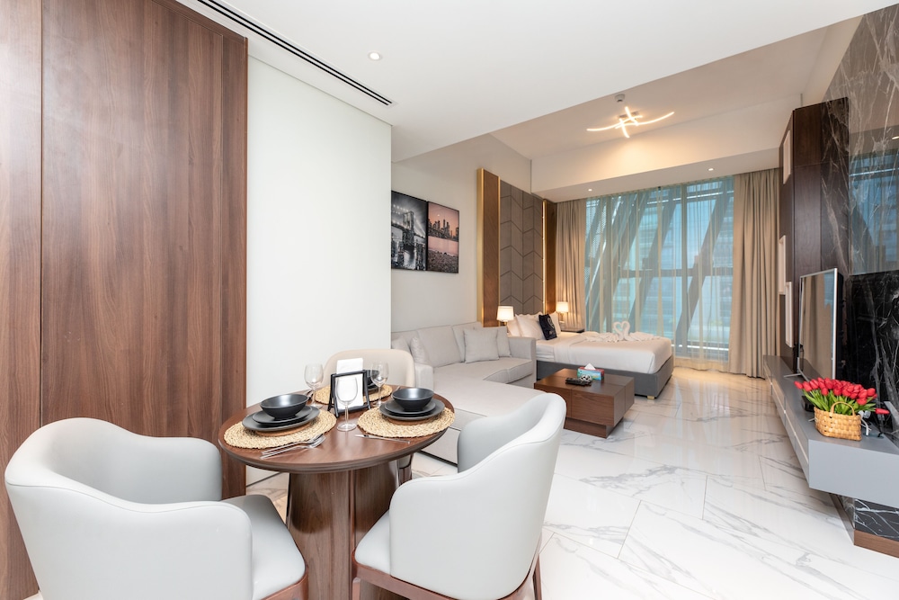 SIMPLY COMFORT Urban Chic Suites in J One Tower City & Canal Views