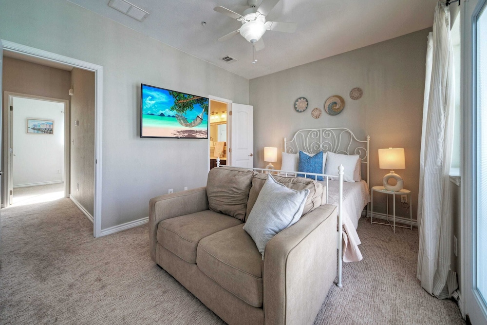 Stylish Condo w/ Pool & Spa Access, Wak to Beach Beach Breeze by Avantstay