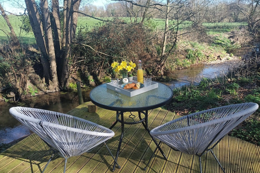 Romantic Chalet- Hot Tub- Games Room-stream-views