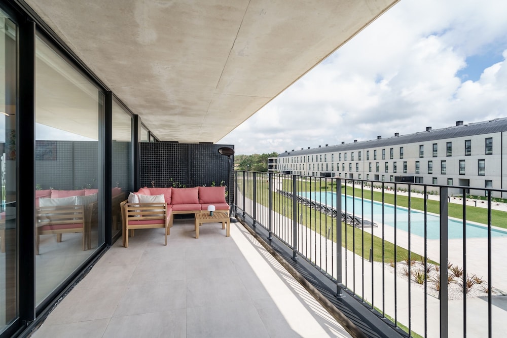 Green Coast Beachfront Retreat by Minho s Guest