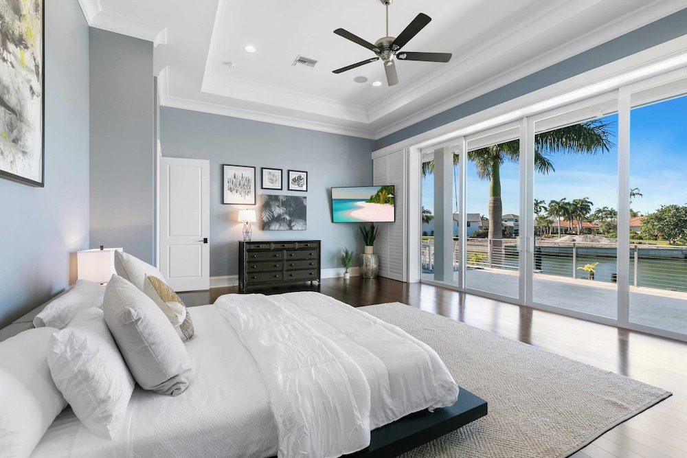 Marco Polo by Avantstay Waterfront 5bdr, Pool, Spa, Fire Pit, Walk to Beach