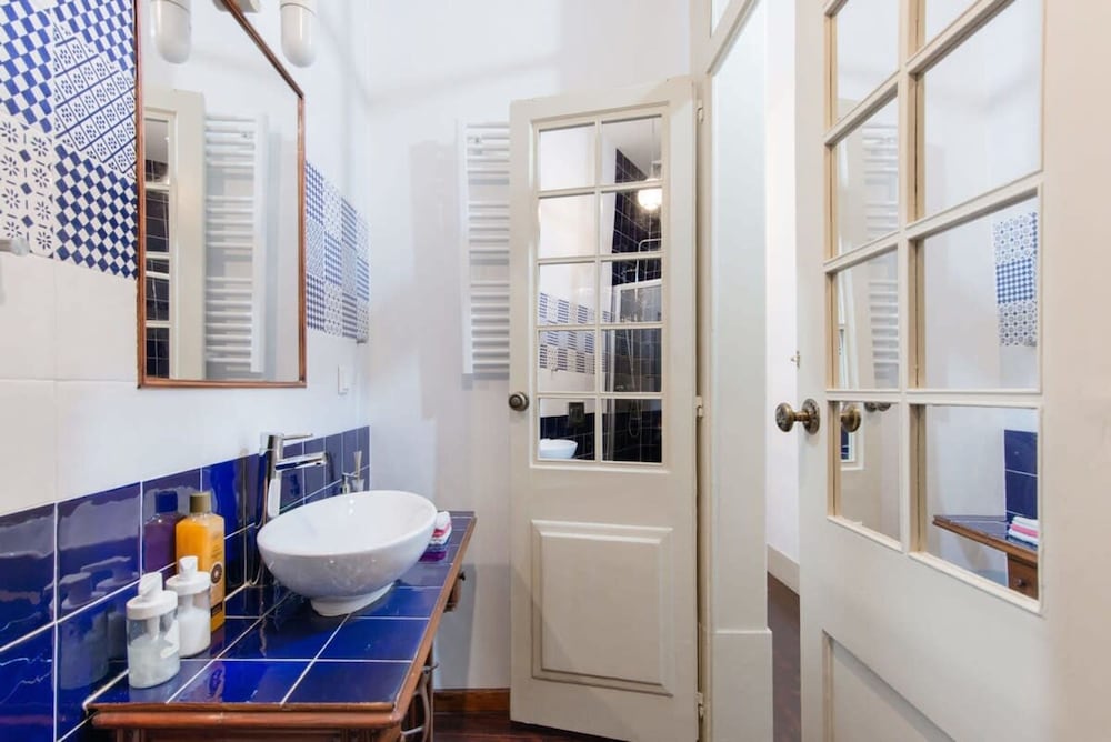 Artistic Alfama 4BR Cathedral Views Tram 28