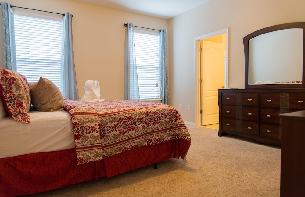 Trafalgar Retreat by Orlando Short Term - Image 5