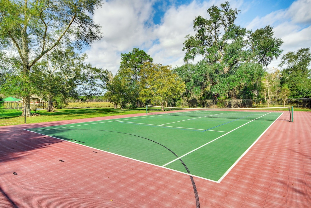 Pool, Fire Pit & Tennis Court: Gem in Bay St Louis