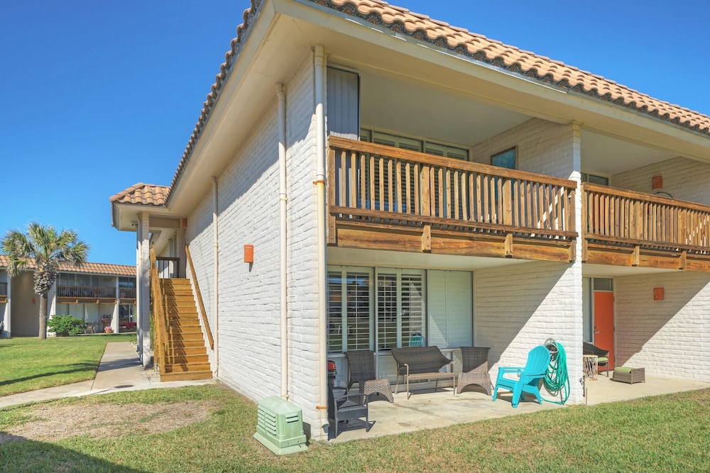 Pour Me a Vacation Mins to Beach Community Pool Tennis Court Private Balcony