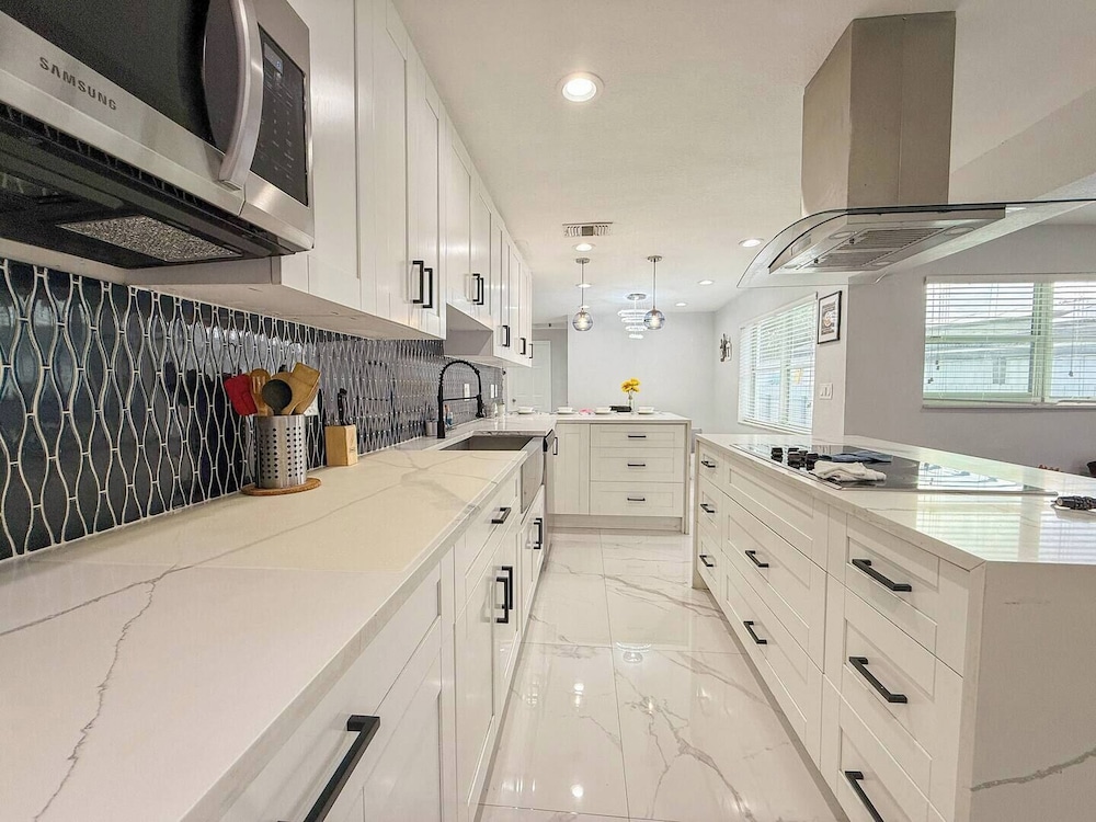 Modern Escape Chef s Kitchen Private Yard