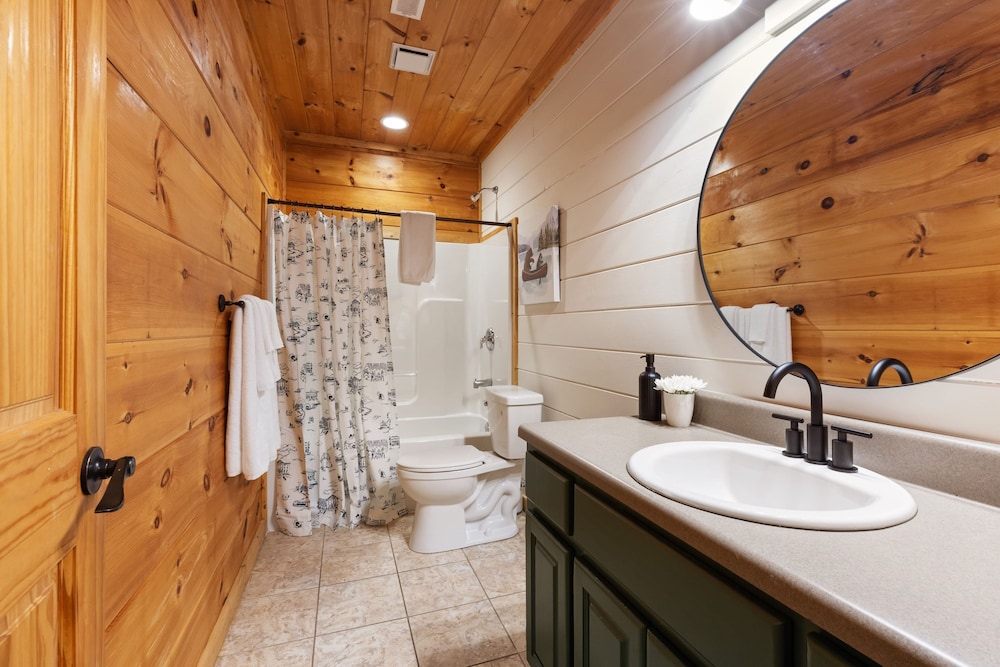 Riverbend Redesigned Cabin Hot Tub Firepit Billiards Mins to Pigeon Forge