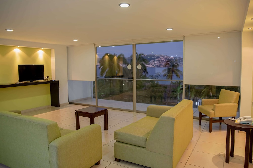 Ramada by Wyndham Acapulco Hotel  Suites - Property Image 44