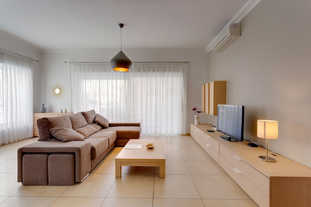 Hotel Superb Apartment IN Fort Cambridge With Pool - Image 1