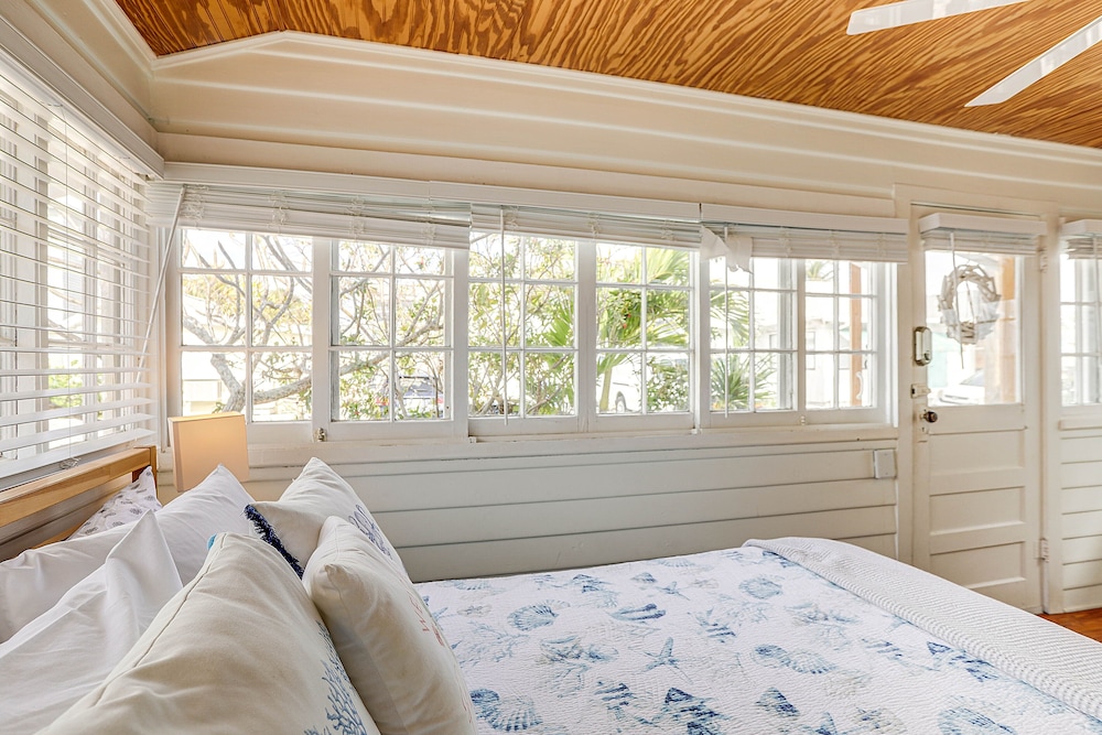 Sunny Treasure Island Bungalow, 200 Steps to Beach view 2