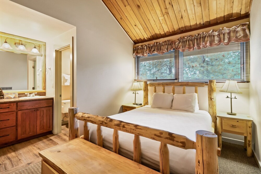 Seventh Mountain 1031 2 Bedroom Condo by RedAwning view 4