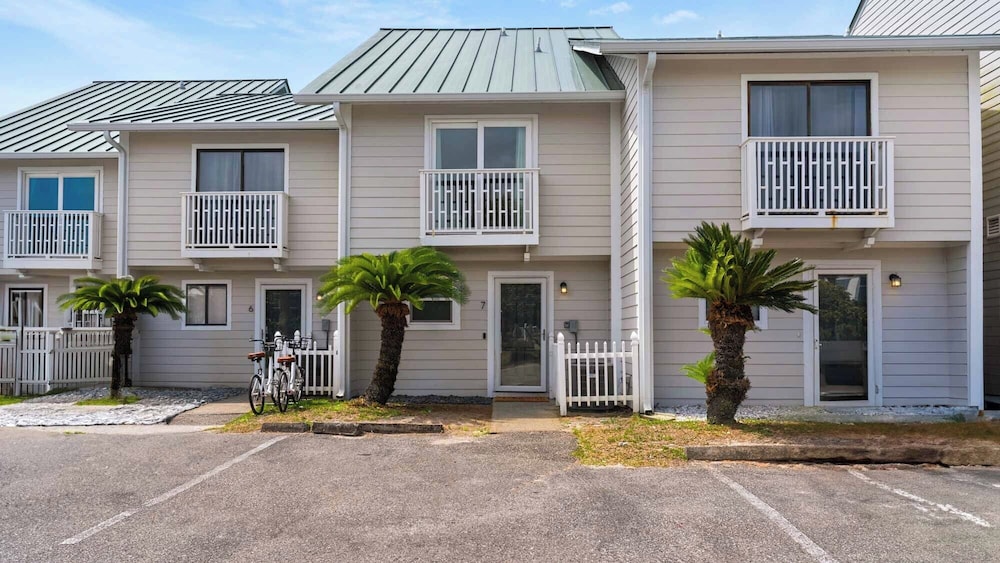 2BR Beachfront Townhome w/ Beach Service + Free Attraction Tickets!