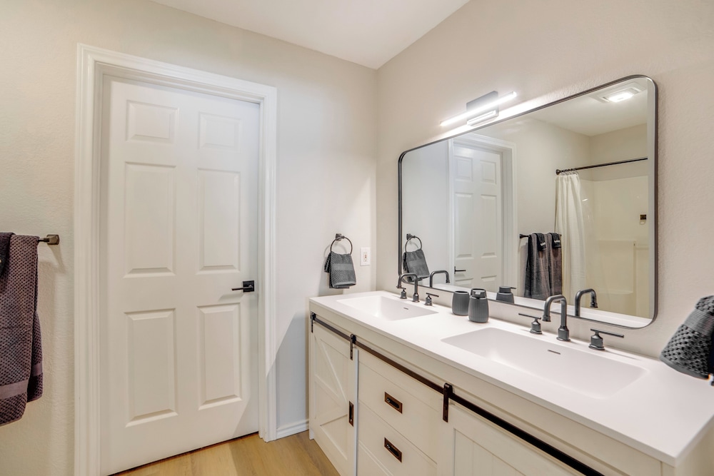 Waterfront Cedar Creek Lake Gem: Near Marina!