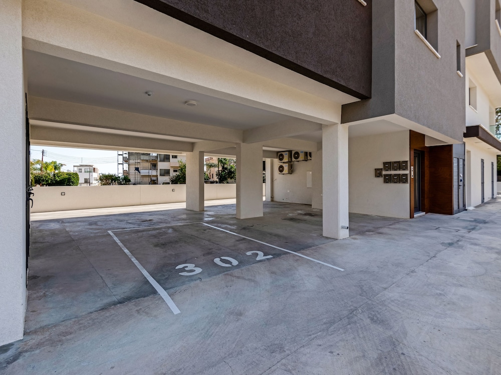 Sanders Triple - Lovely 1-bdr Apt With Balcony