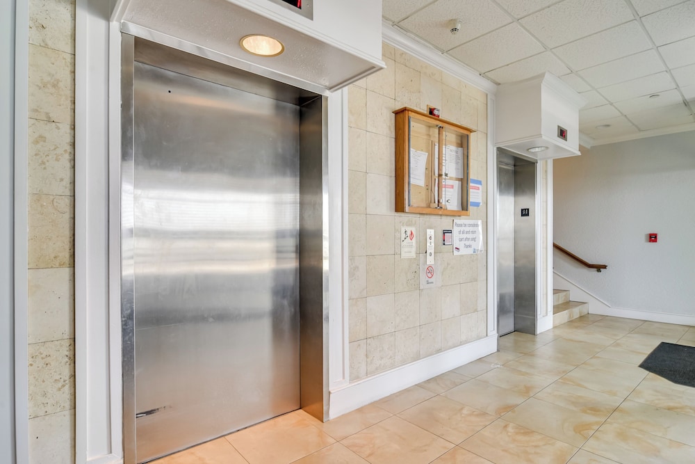 Walk to Clearwater Beach: Dockside Condo