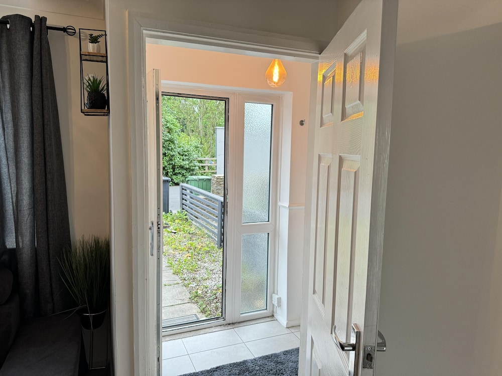 Leeds - 3 Bedrooms - 1bathroom - Parking - Wifi