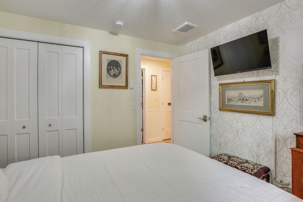 Hot Tub & Fenced Yard: Cozy Cottage Grove Home