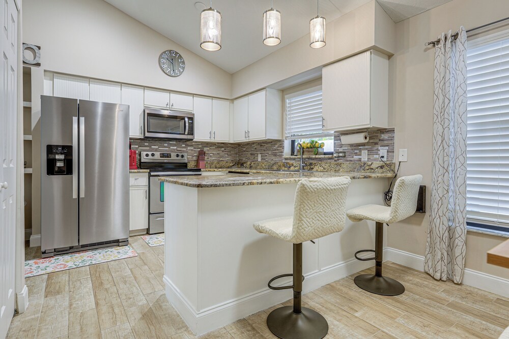 8 Mi to Stuart Beach: Home w/ Pool Access!