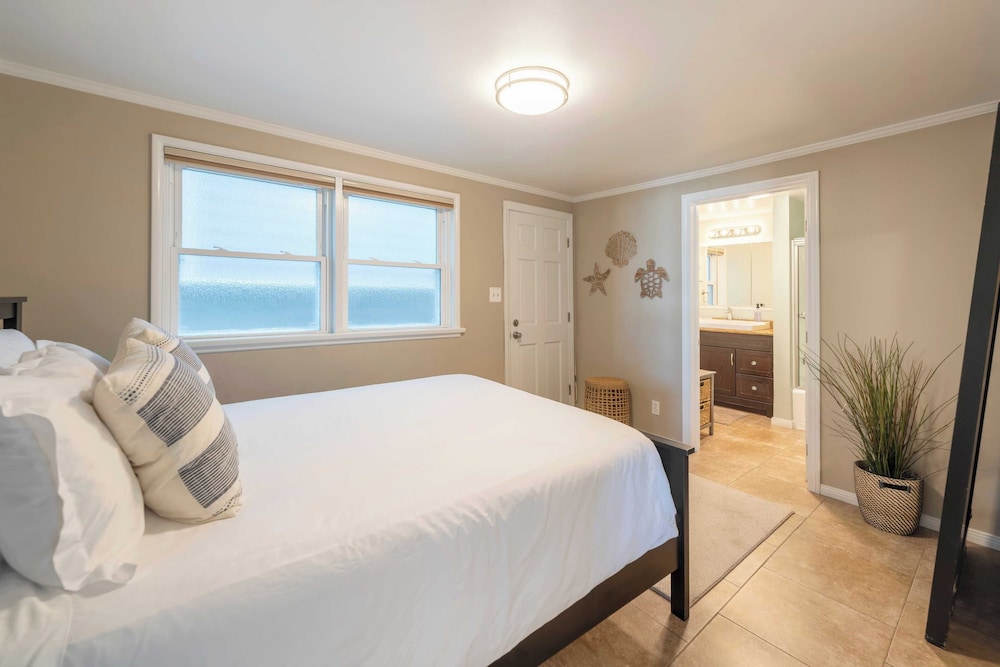Sleeps 18 Dock, Walk to Beach, Balboa Fun Zone & Dining Edgewater Place