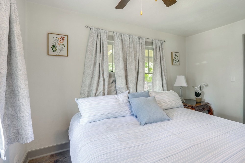 4 Mi to Dtwn: Charming Retreat in Wichita!