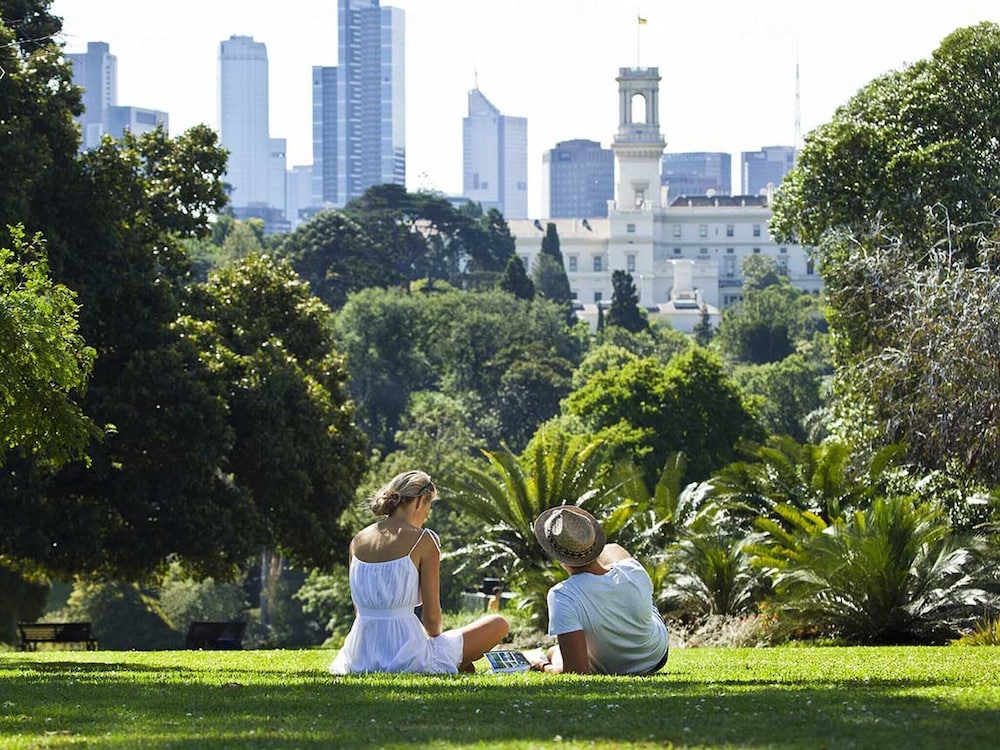 Southbank 2BR High City Views Enjoy Wine, Gym, Pool, Wifi