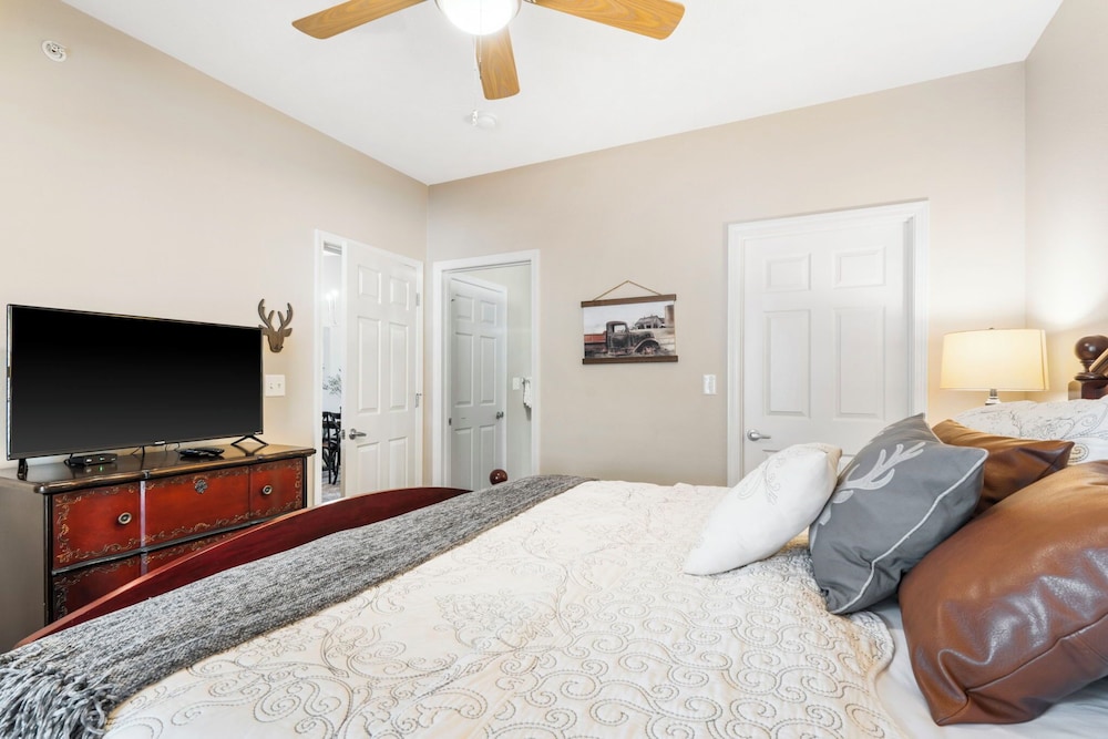 Sunset Daydream Elegant Condo on Table Rock! view 5