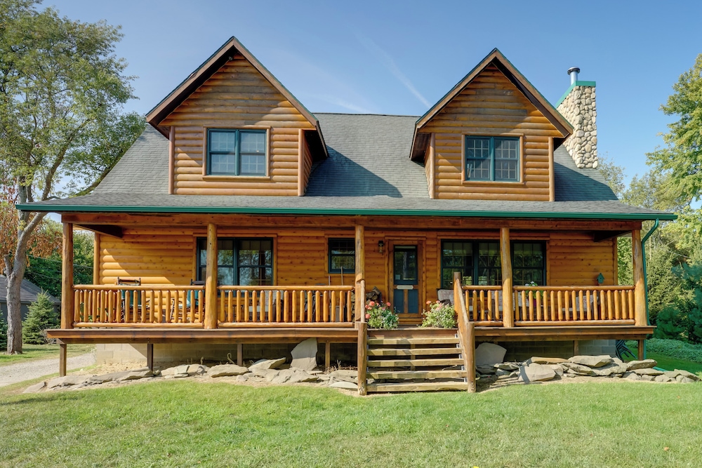 1 Mi to Public Beach: Port Austin Cabin w/ Hot Tub