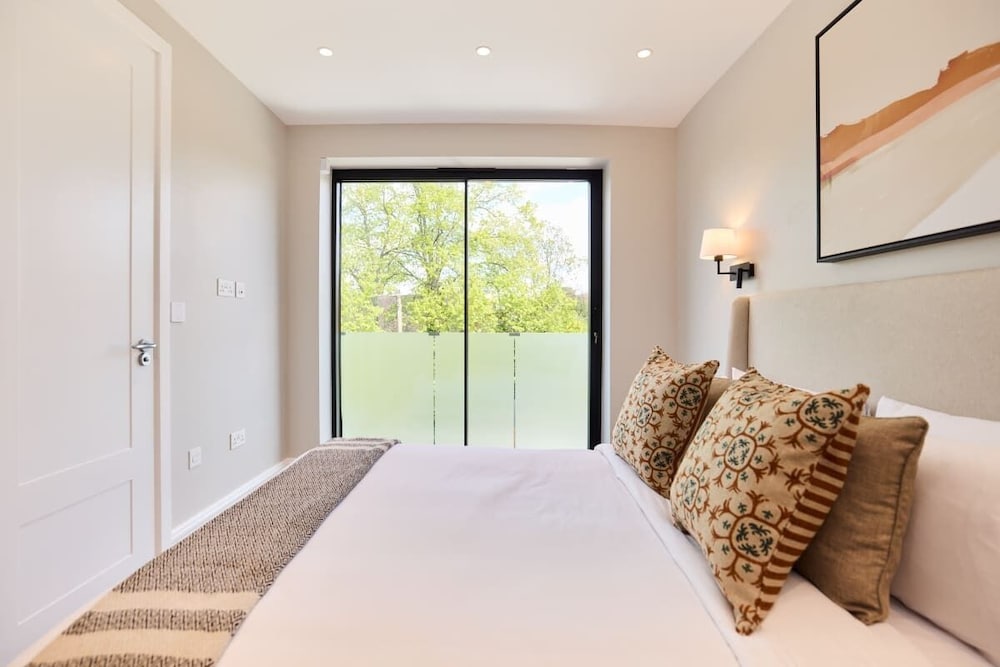 The Temple Fortune Crib - Lovely 3BDR House with Balcony