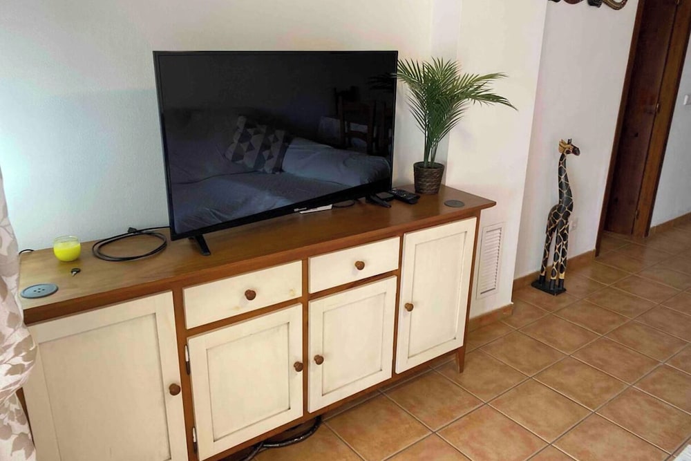 3 Bed Apartment Sleeps 6 With Shared Pool