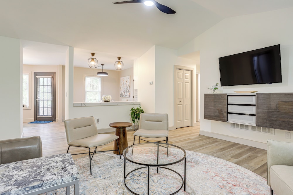 < 1 Mi to Main St & Amphitheater: Woodstock Home!