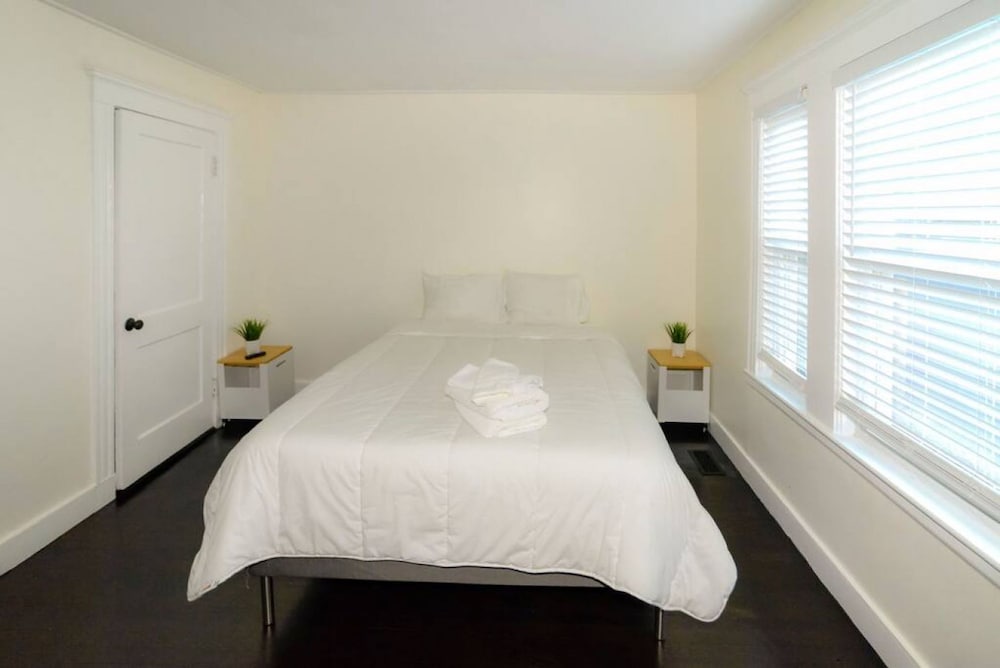 Modern Three Bedroom Condo - Near Boston
