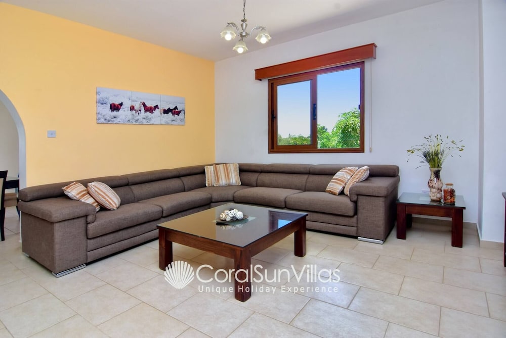 Family Villa Short Walk To Coral Bay Strip 5 Min and Pub, Shops etc