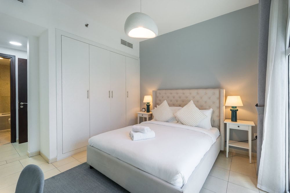Pleasing 1-bedroom for 4 in JVC for Relaxing Getaway