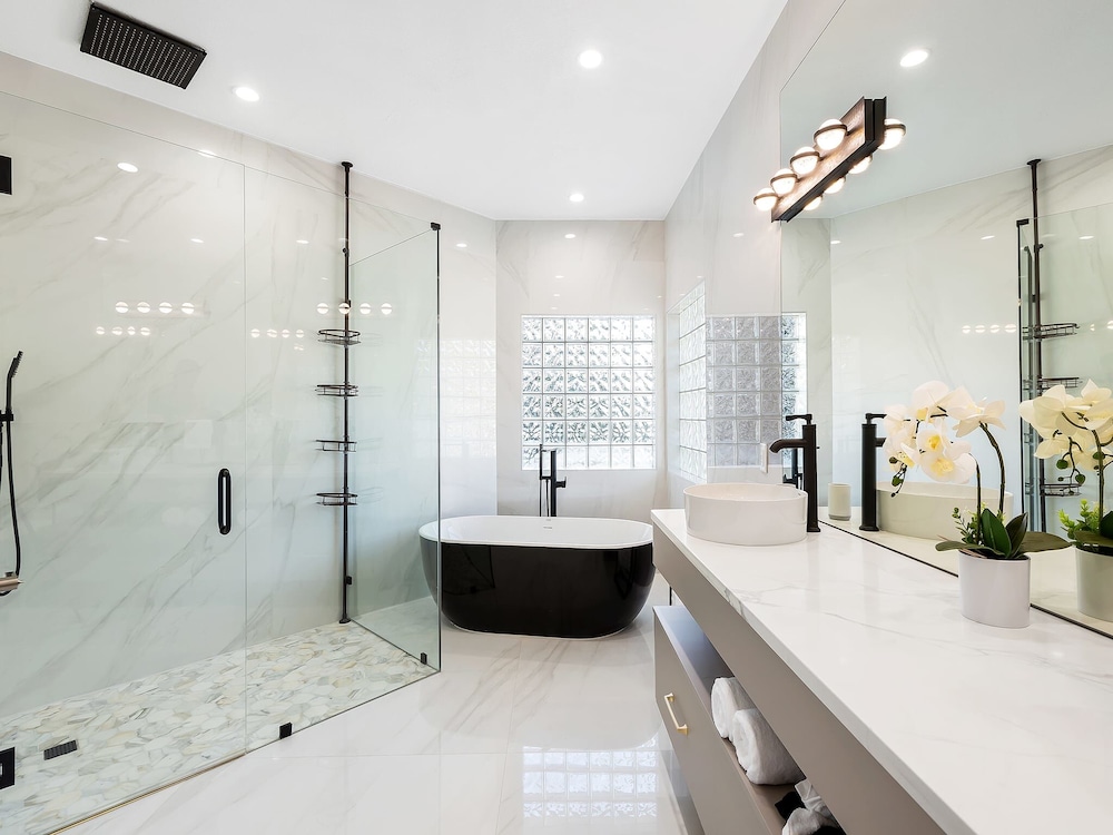 Luxurious 6-Bedroom Villa with Pool & Games