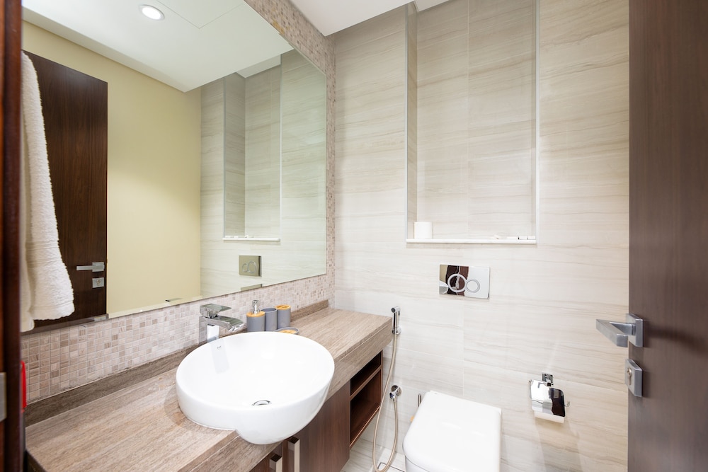 SIMPLY COMFORT Urban Chic Suites in J One Tower City & Canal Views