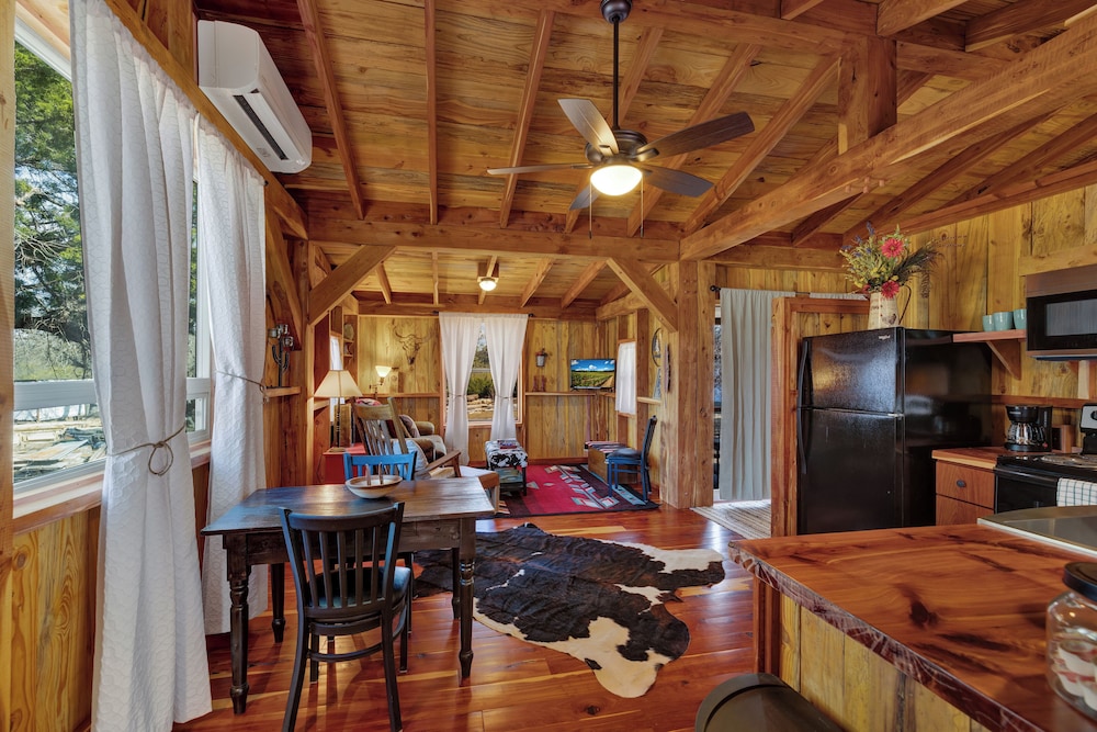 Texas Sawmill Cabin W/hot-tub, Pet-friendly, Minutes to Downtown!