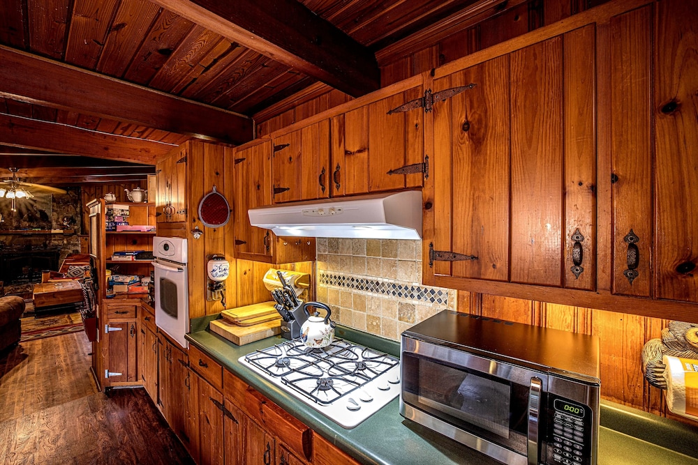Bear Creek Lodge and Cabins in Helen Ga - Pet Friendly, River on Property, Walking Distance to downtown Helen