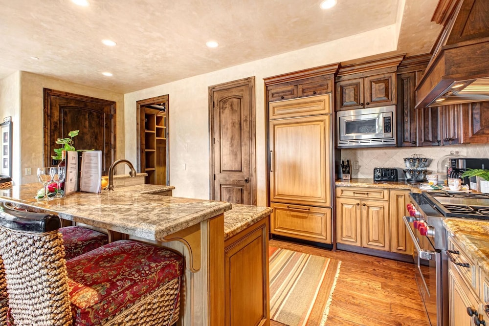 Vintage on the Strand 2 bedrooms Ski Out VIN-14 by KBM