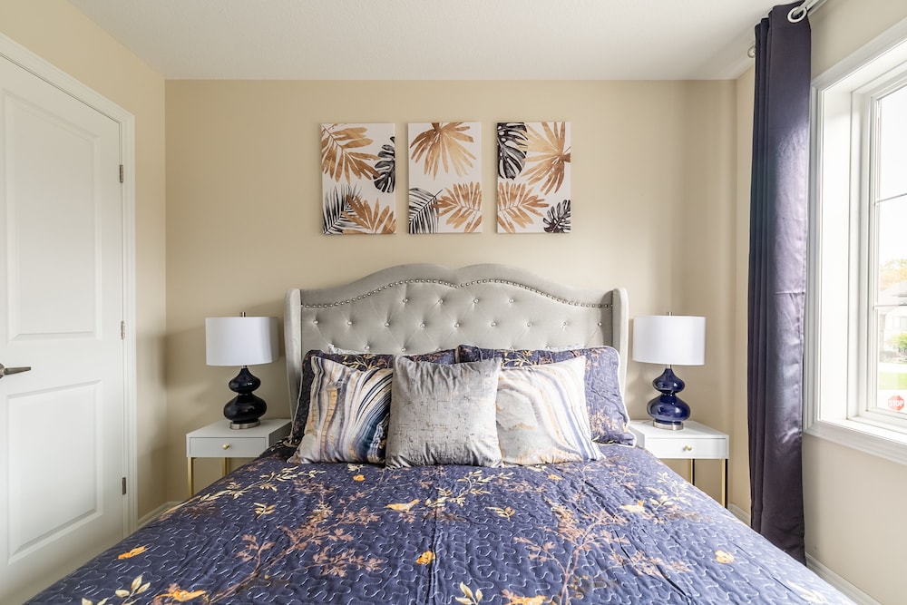 Modern 3BR 2BA Townhome in Lakeshore