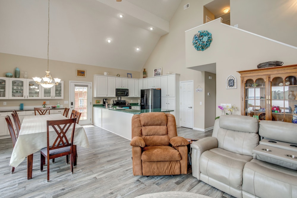 Deck & Views: Lake Murray Escape in Chapin!