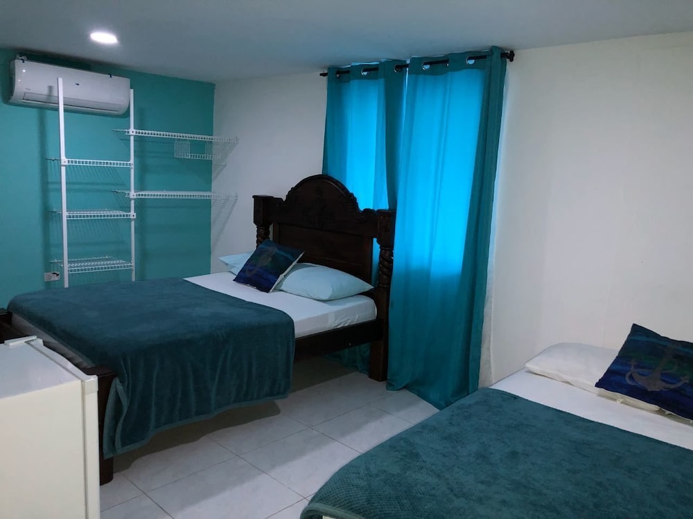 Islanders blue house - Hostel