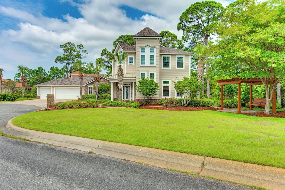 Steps to Bay: Tranquil Navarre Retreat w/ Balcony