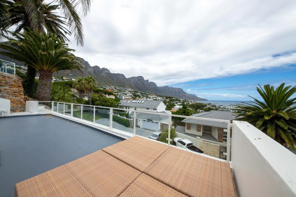 Stylish and Bright 1 Bedroom Apartment - Camps Bay view 2