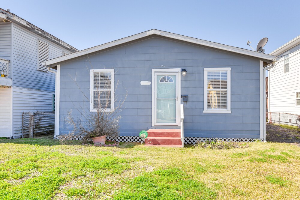 Convenient Galveston Home < 1 Mi to Beach!