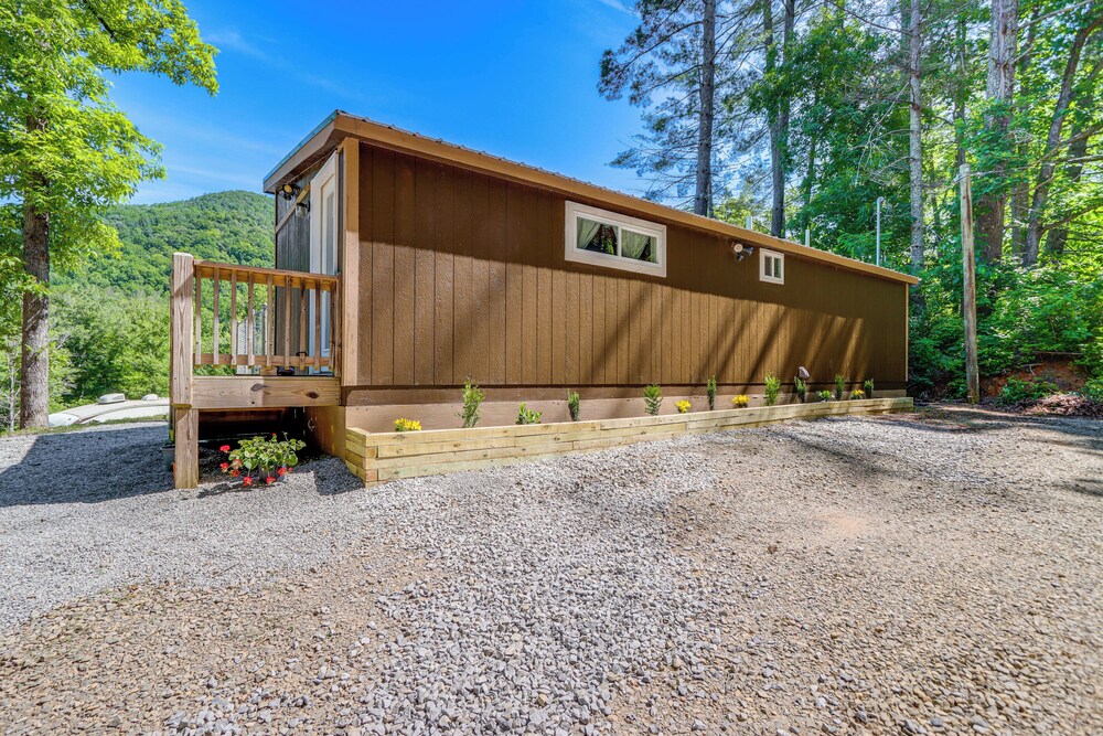 Cozy + Convenient Blairsville Cabin w/ Deck!