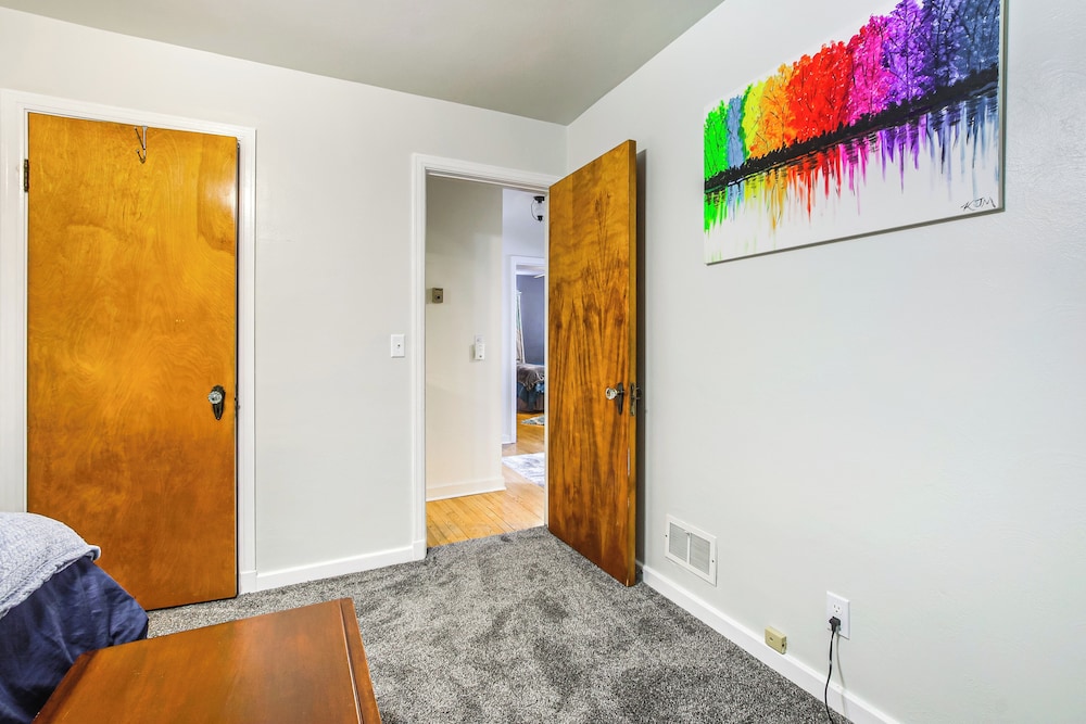 1 Mi to Lambeau Field: Residential Home w/ Yard