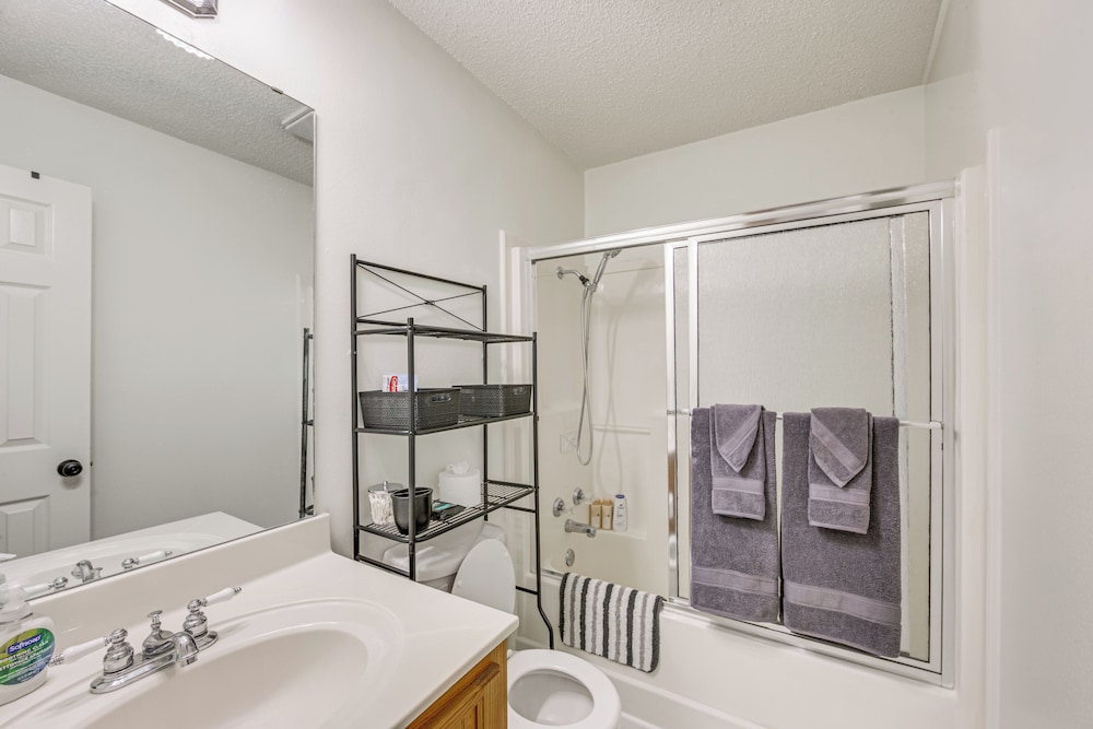 1 Mi to Lake Jacksonville: Pet-friendly Home